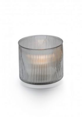 Graues Line Windlicht von Philippi mit feiner Rillenstruktur und warmem Kerzenlicht im Inneren.